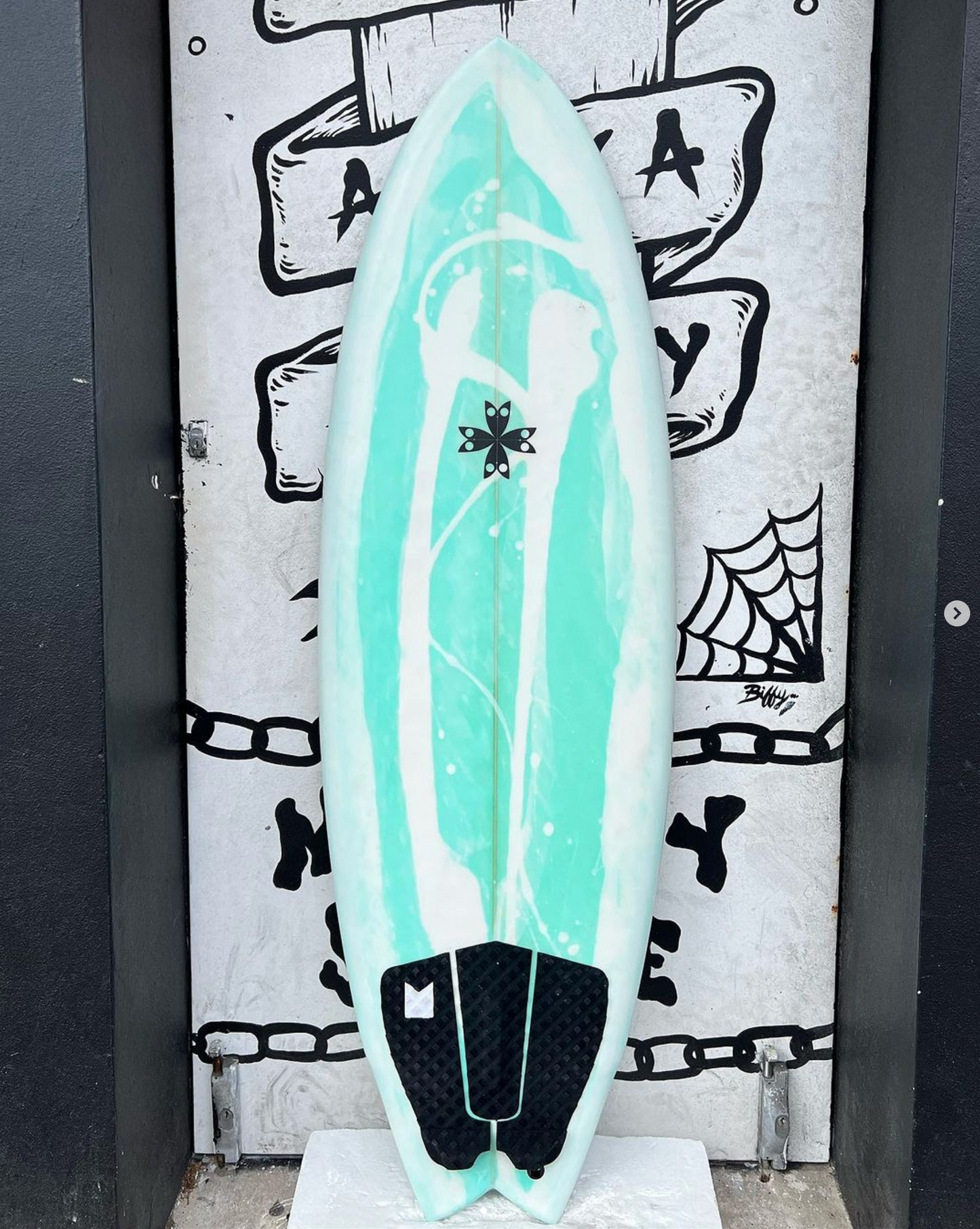 USED - 5'5 SPACE HAWK (32L)