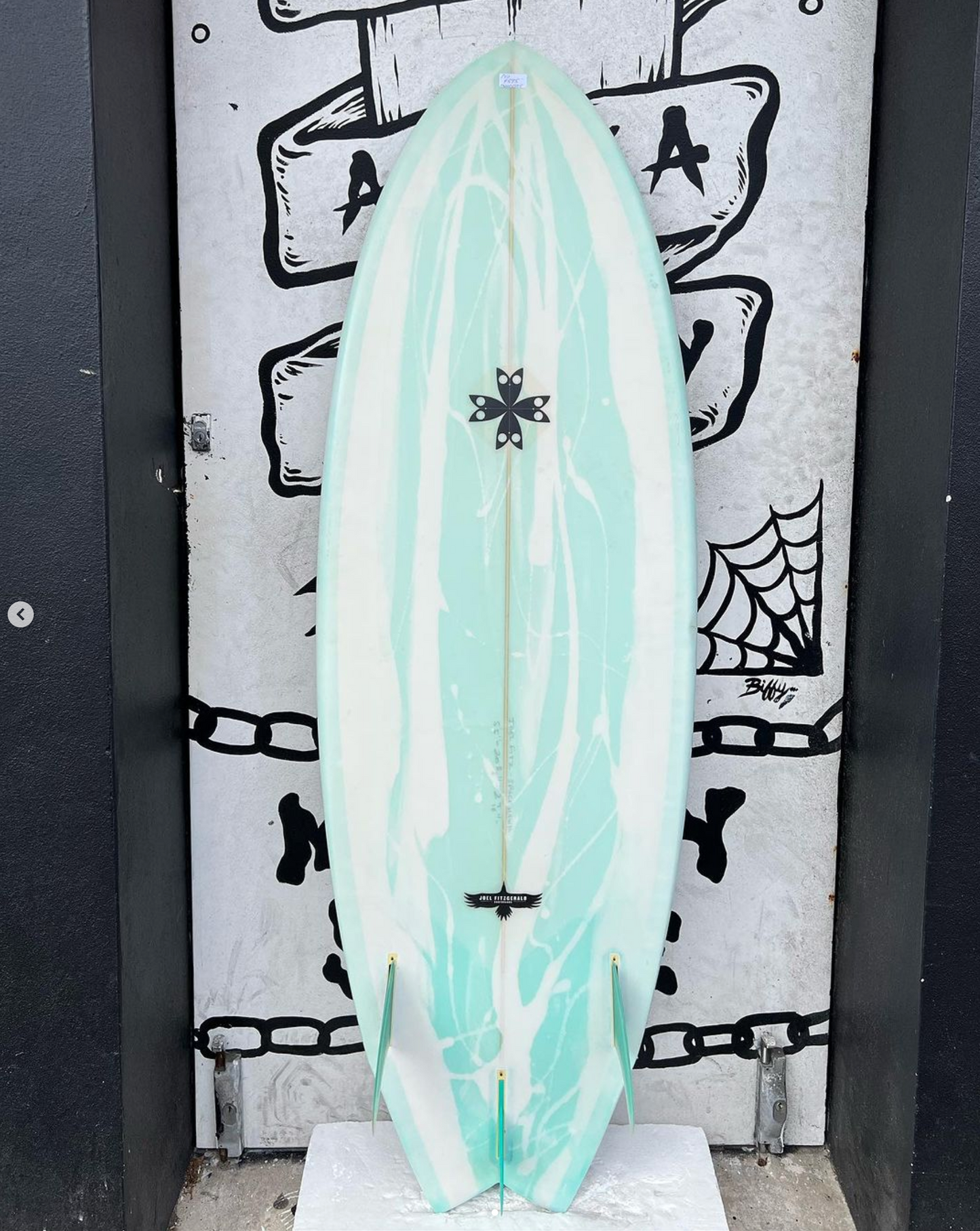 USED - 5'5 SPACE HAWK (32L)