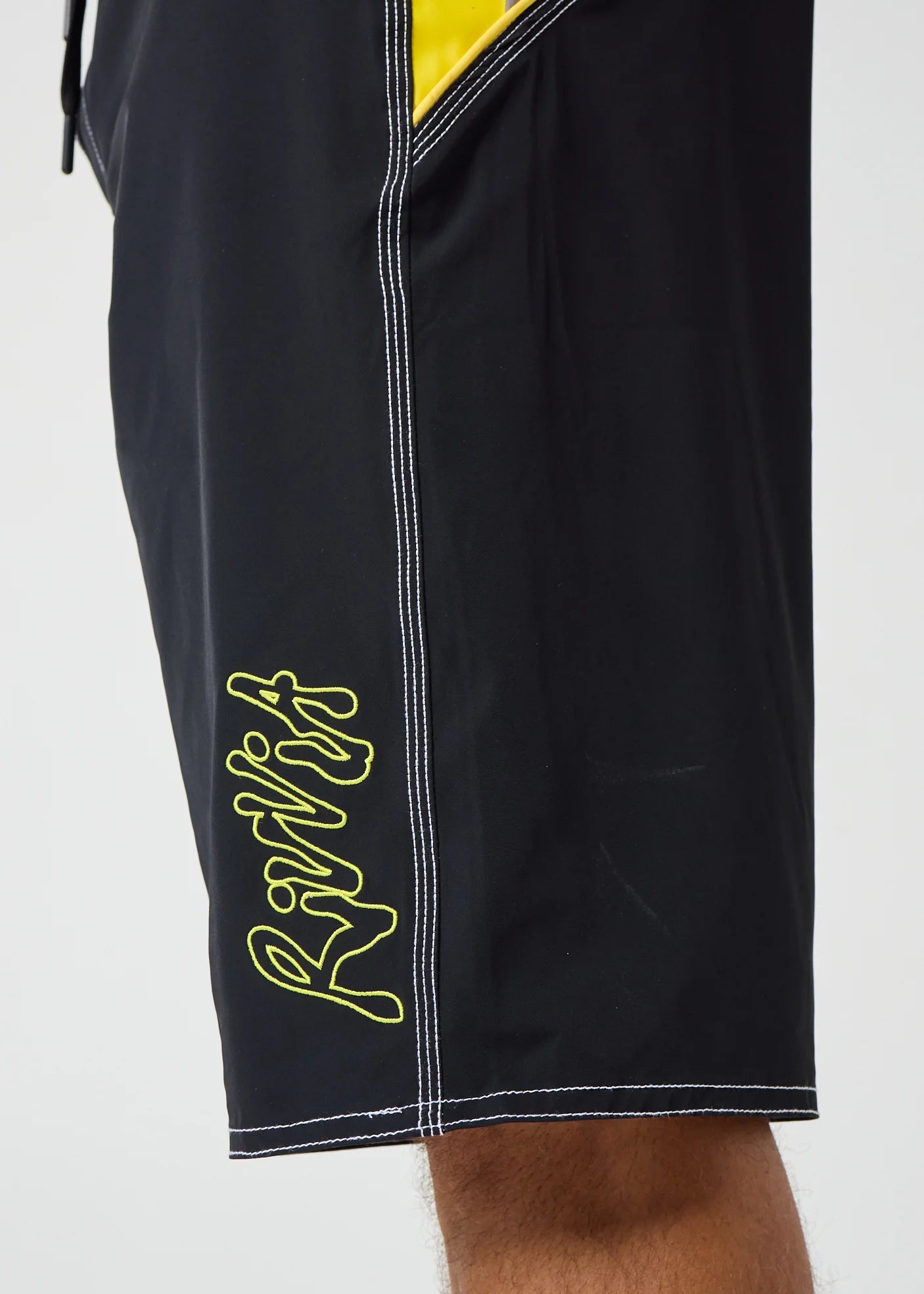 Rivvia Frequency 21" Oval Graf Trunk - Black/Yellow